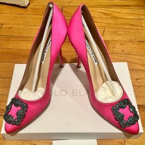 Brand new Manolo Blahnik Hangisi Crystal Buckle Pump in Pink, Size 40 EU / 10 US